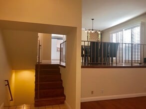 Building Photo - Beautiful and spacious multilevel townhouse in model home condition