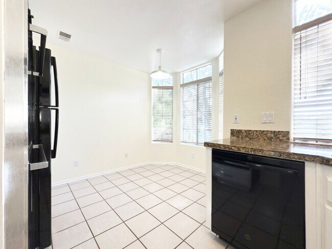 Building Photo - Upper Level Condo in Gated Community