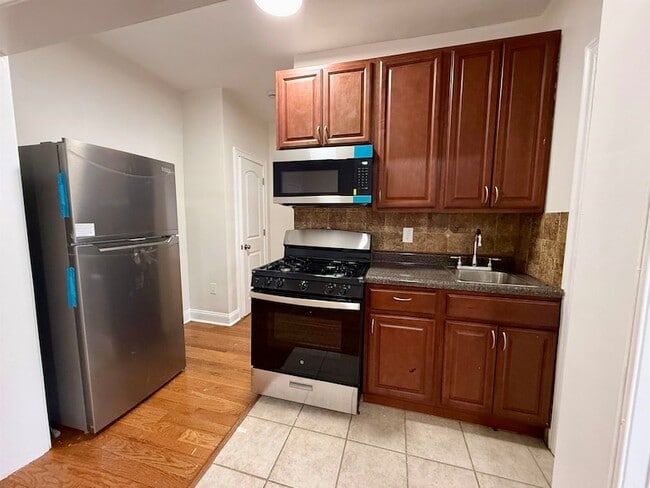 Building Photo - 546 Bergen Ave