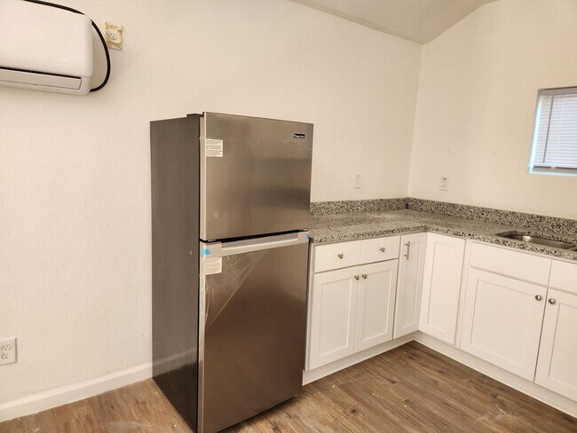 Building Photo - MODERN DECORATED HOUSE | 4 BEDROOM | 2 BATH | COVERED PATIO | CASITA WITH KITCHEN, BATH & LAUNDRY