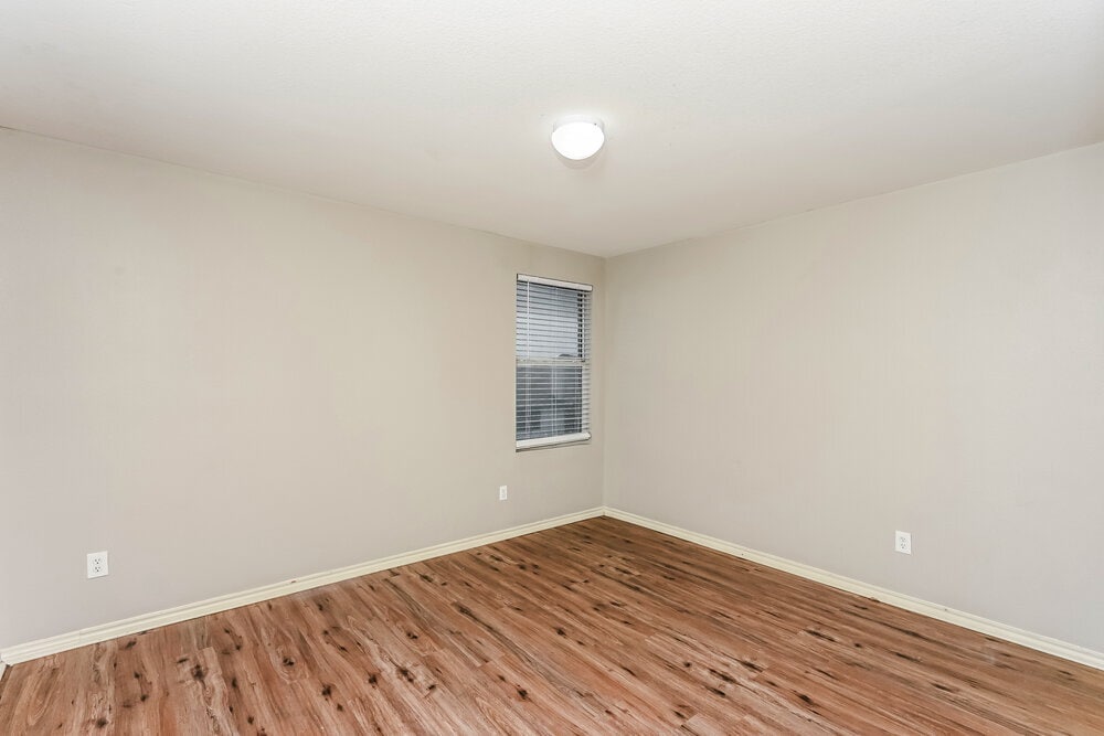 Building Photo - 517 Creekbend St