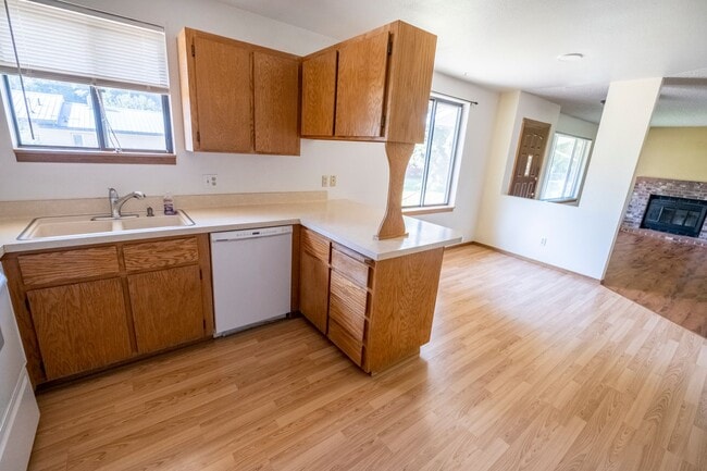 Building Photo - Cute Duplex in CDA