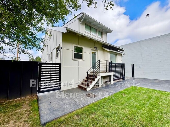 Building Photo - 3556 NE Sandy Blvd