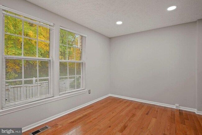 Building Photo - 1539 Woodcrest Dr