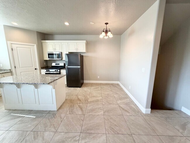 Building Photo - 355 W 200 S