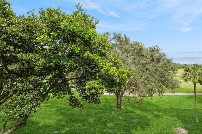 Building Photo - 3900 Oaks Clubhouse Dr