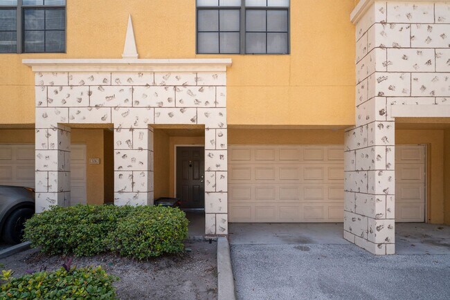 Building Photo - Nice 3/2.5 Townhouse with 2-Car Garage in ...