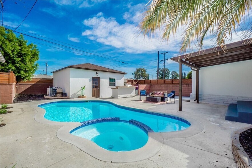 Building Photo - 3600 Gardenia Ave