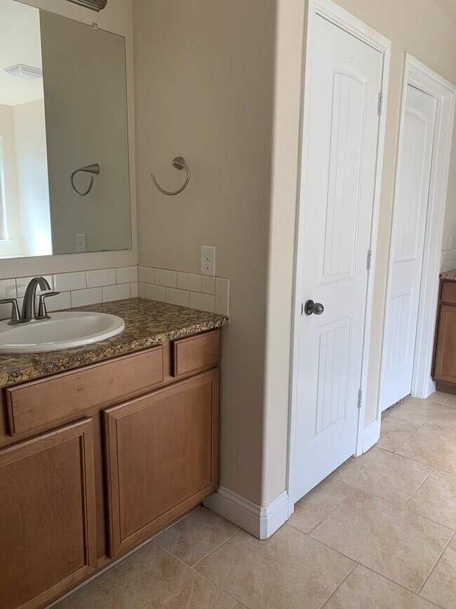 Building Photo - 905 E 98th St