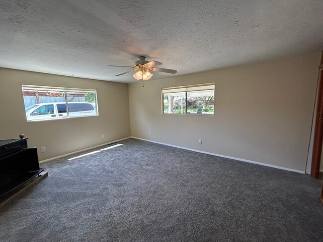 Building Photo - 718 Brassie Dr