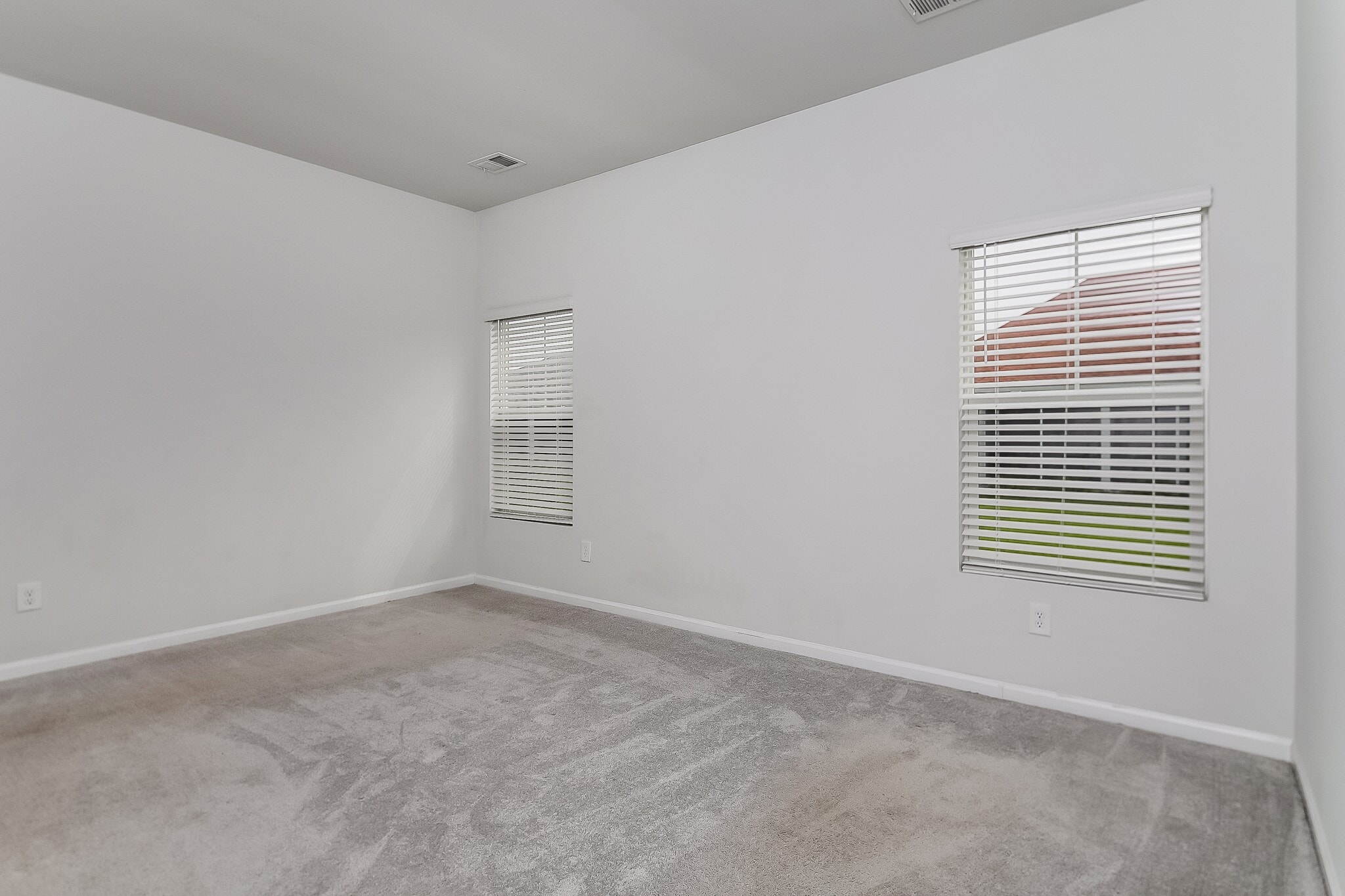 Building Photo - 143 S Reindeer Rd