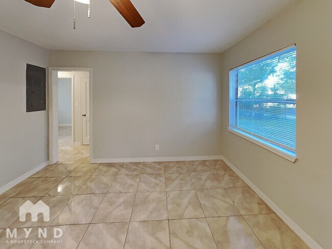 Building Photo - 2033 Allandale Cir E