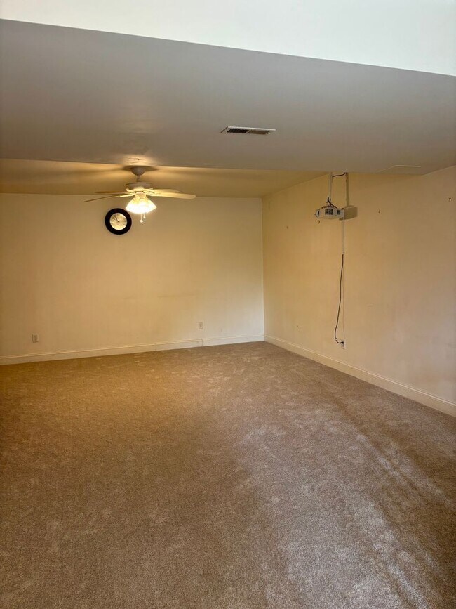 Building Photo - 15683 Dover Rd