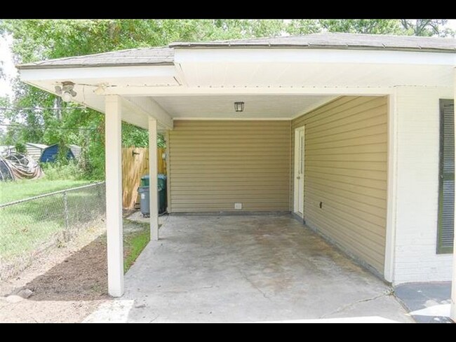 Building Photo - 350 E Pecan St