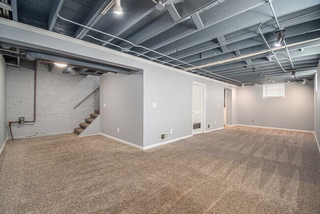 Building Photo - 3419 Dewey Ave
