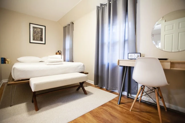 Main Bedroom: Queen bed, vanity and closet. - 336 Circle Ave