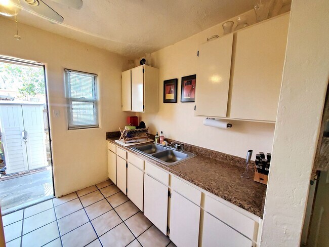 Building Photo - Super Cute, Fully Furnished! All Utilities Included (with WiFi)