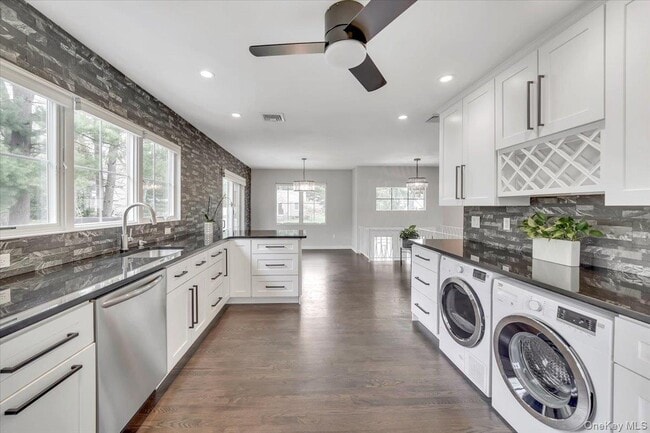 Building Photo - 10 Sandhage Dr