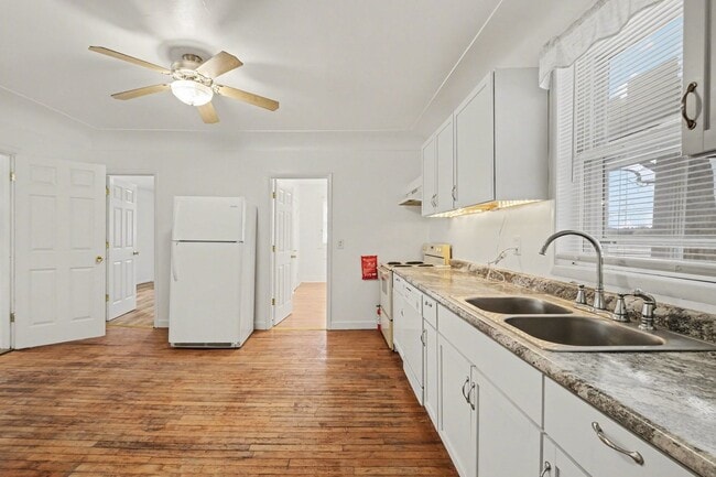 Building Photo - 8009 E Bristol Rd