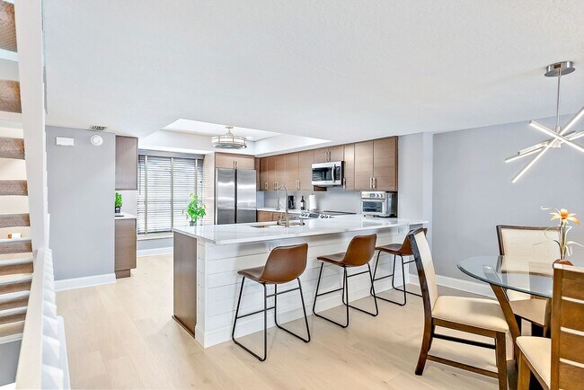 Building Photo - Impeccably Furnished Annual Rental Townhom...