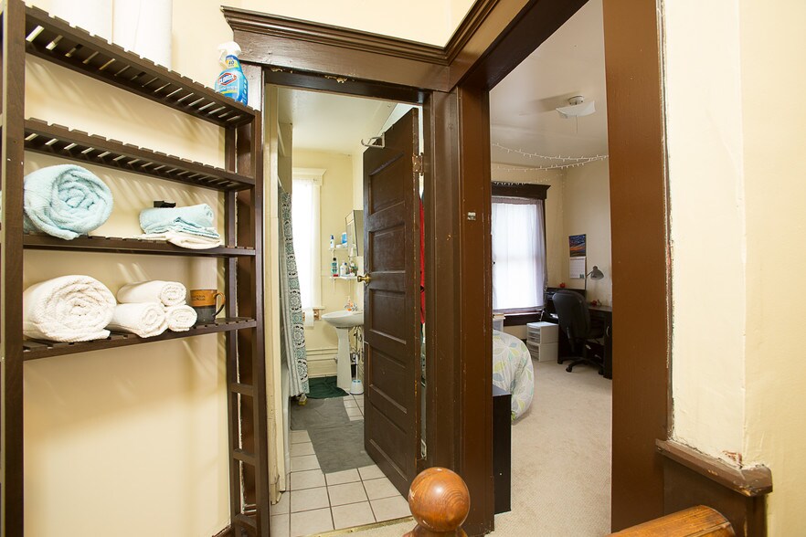 Building Photo - 2136 Summit St