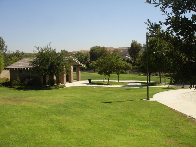 Building Photo - 3 Bedroom Home for Rent in Santa Clarita!