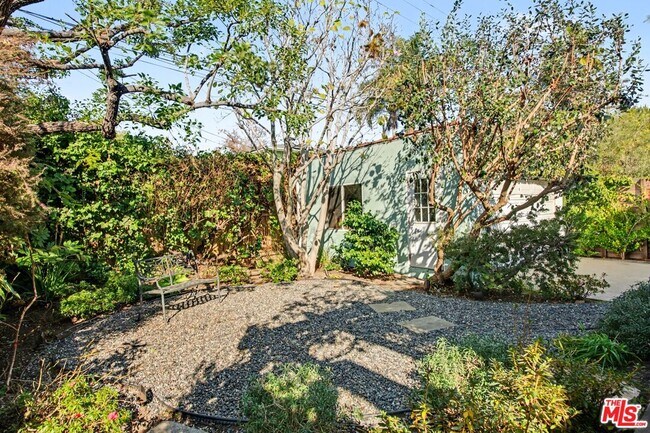 Building Photo - 10543 Almayo Ave