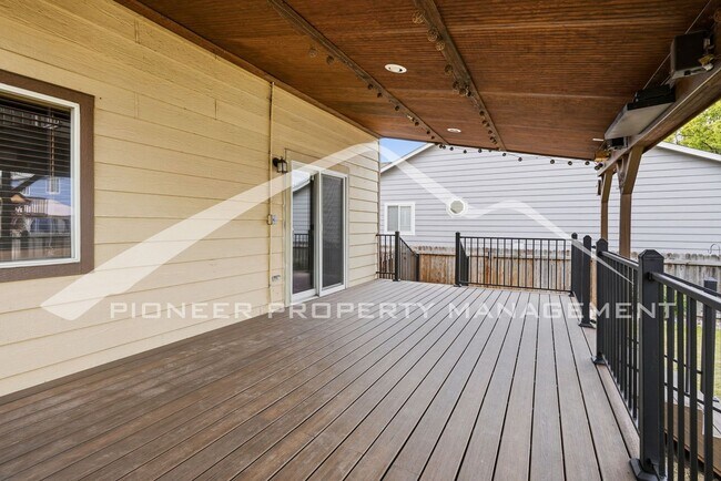 Building Photo - Spacious Home with Central AC and Fenced Yard