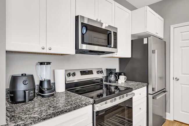 Building Photo - TDY & Cruisers Welcome!