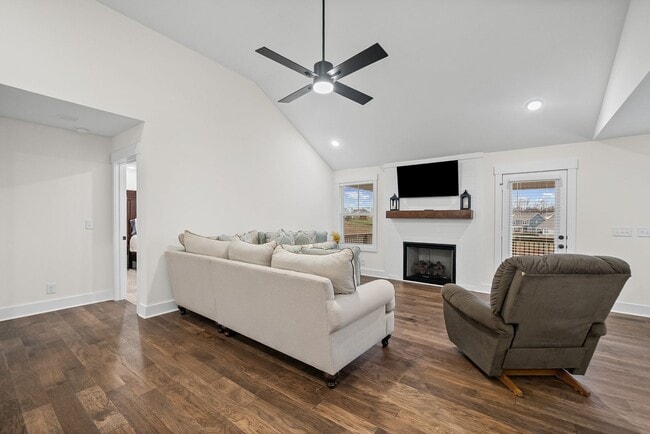 Building Photo - Spacious 3 Bedroom 2 Full Bath Home For Rent Near Dunbar Cave Road!