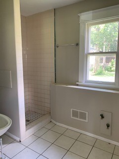 Building Photo - 2 bedroom 1 bath updated single family home