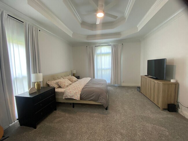 Building Photo - JUST REDUCED!!!!!! Beautiful Executive Sty...