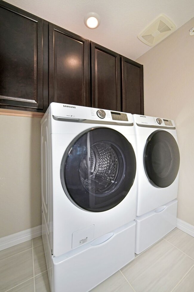 Building Photo - Gorgeous Townhome at Victory Ridge!