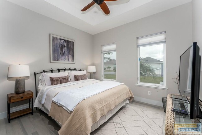 Building Photo - 100 Torrey Pines Dr