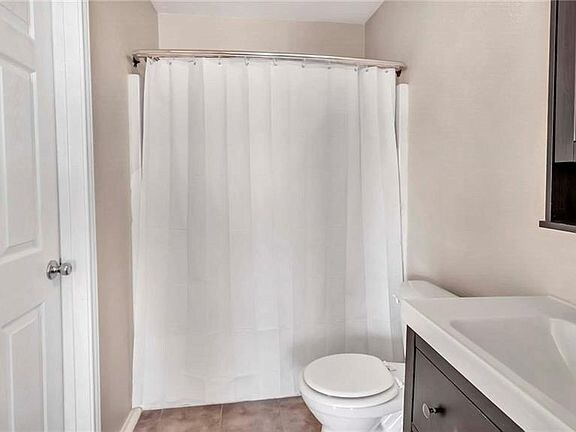 Building Photo - 140 Amber Ln