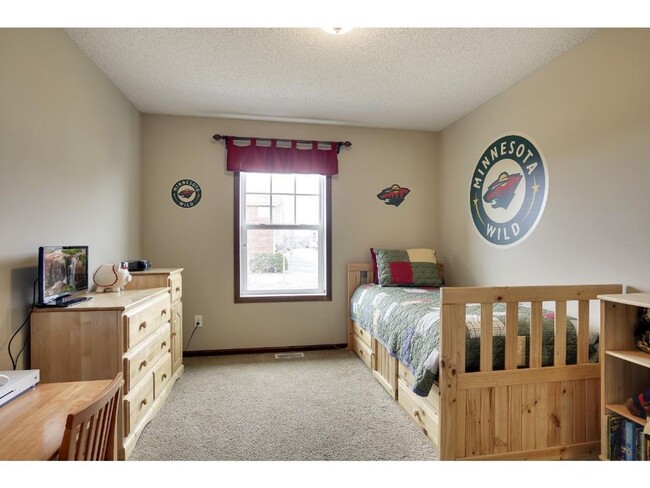 Building Photo - Pristine Woodbury 3 Bedroom Townhouse - Cl...