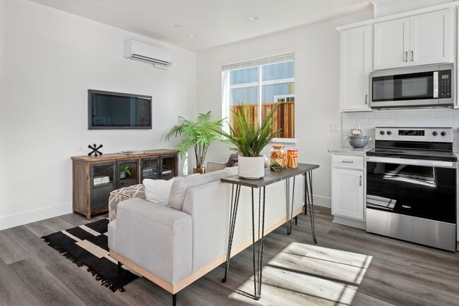 Building Photo - Lower 2 bed 1 bath townhome with garage an...