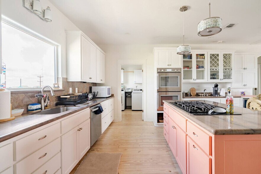 Building Photo - 986 Dolly St