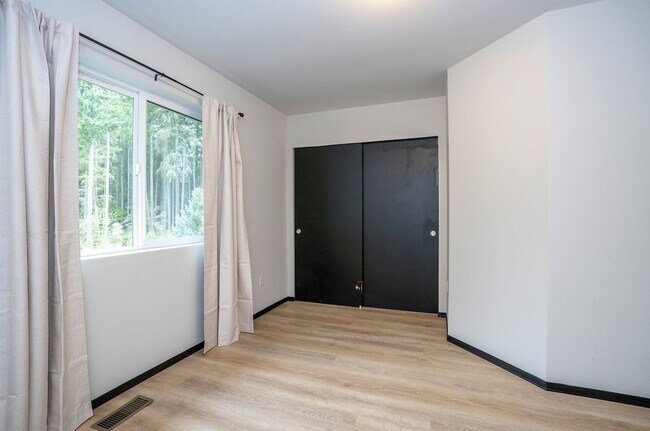 Building Photo - Charming 3BR/2.5BA in Desirable Gig Harbor...