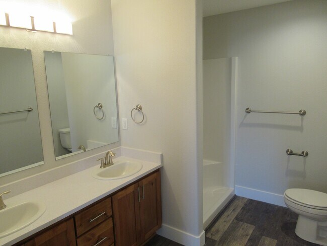 Building Photo - Large Duplex in South Salem!