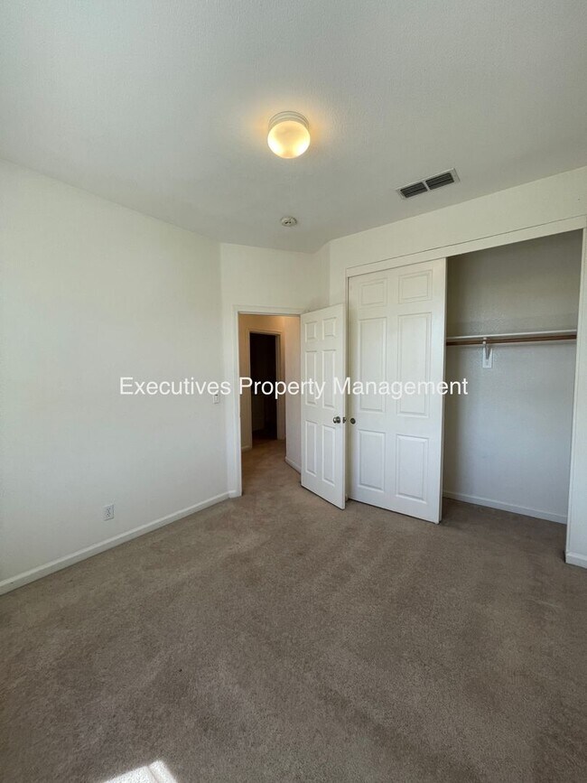 Building Photo - 733 Round Hill Dr