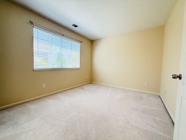 Building Photo - Beautiful 3 Bed 2.5 Bath Santa Clara Townh...