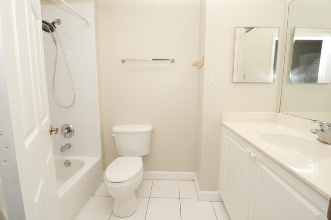 Building Photo - 523 Gardendale Cir SE