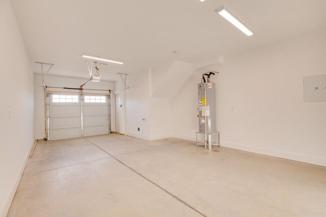 Building Photo - Townhome For Lease