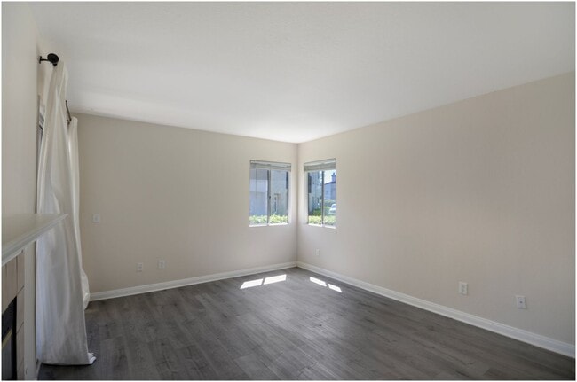 Building Photo - 1 Bedroom Condo - Ritz Pointe!