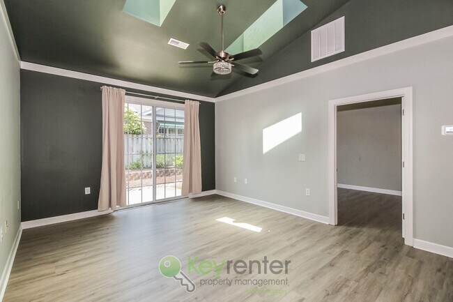 Building Photo - Wilmington - 2 Bdrm, 2 Bath, 2100 Sq Ft, Pet-Friendly