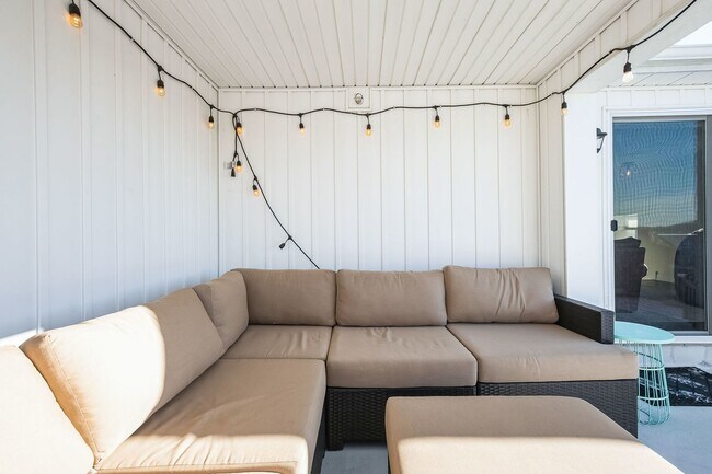 Building Photo - Gorgeous Conshohocken 3 Bedroom, 2.5 Bath END Unit Townhome With Amazing Views!