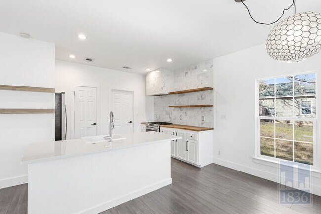 Building Photo - 1116 Lott Ave