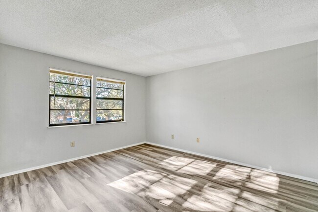 Building Photo - 4907 Lake Ridge Rd