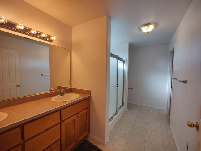 Building Photo - Spacious 3 bedroom 2.5 Bath Townhouse with...